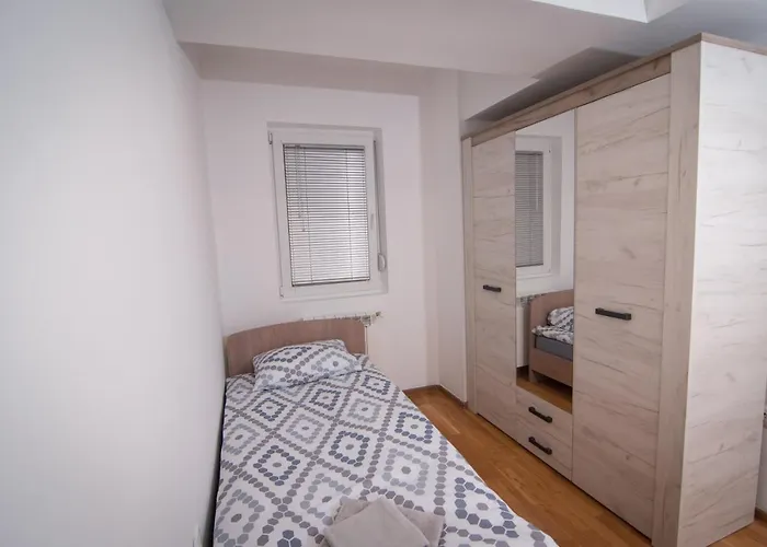 Feels Like 2 * Σκόπια